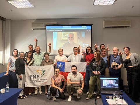 La delegación junto a la bandera de la FNE, con la CNTS en conexión directa
