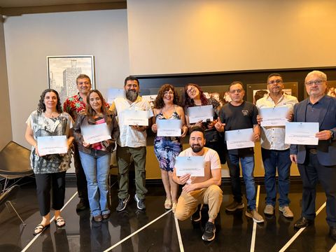 Participantes con sus diplomas en el cierre del seminario